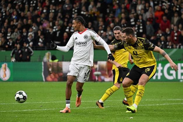 28.10.2025, xjhx, Fussball DFB Pokal 2.Runde, Eintracht Frankfurt - Borussia Dortmund v.l. Jean-Matteo Bahoya (Eintracht Frankfurt), Niklas Suele (Borussia Dortmund) (DFL DFB REGULATIONS PROHIBIT ANY USE OF PHOTOGRAPHS as IMAGE SEQUENCES and or QUASI-VIDEO) Frankfurt am Main