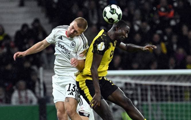 28.10.2025, xjhx, Fussball DFB Pokal 2.Runde, Eintracht Frankfurt - Borussia Dortmund v.l. Rasmus Kristensen (Eintracht Frankfurt), Serhou Guirassy (Borussia Dortmund) (DFL DFB REGULATIONS PROHIBIT ANY USE OF PHOTOGRAPHS as IMAGE SEQUENCES and or QUASI-VIDEO) Frankfurt am Main