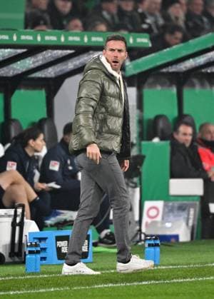 Trainer Christian Eichner (Karlsruher SC) 28.10.2025, Fussball DFB Pokal, Saison 2025 2026, 2. Runde, Borussia Mönchengladbach - Karlsruher SC 3:1 DFB regulations prohibit any use of photographs as image sequences and or quasi-video Moenchengladbach Borussia Park Nordrhein Westfalen Deutschland