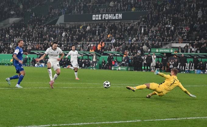 Haris Tabakovic (Borussia Moenchengladbach) erzielt das Tor zum 3:1 28.10.2025, Fussball DFB Pokal, Saison 2025 2026, 2. Runde, Borussia Mönchengladbach - Karlsruher SC 3:1 DFB regulations prohibit any use of photographs as image sequences and or quasi-video Moenchengladbach Borussia Park Nordrhein Westfalen Deutschland