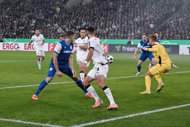Shuto Machino (Borussia Moenchengladbach), mi., erzielt das Tor zum 1:0 28.10.2025, Fussball DFB Pokal, Saison 2025 2026, 2. Runde, Borussia Mönchengladbach - Karlsruher SC 3:1 DFB regulations prohibit any use of photographs as image sequences and or quasi-video Moenchengladbach Borussia Park Nordrhein Westfalen Deutschland
