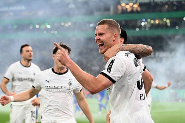 Nico ELVEDI (MG) jubelt nach seinem Tor zum 2-0, Jubel, jubeln, Freude, cheers, mit Kevin DIKS (MG) Fussball, DFB Pokal, 2. Hauptrunde, Borussia Moenchengladbach (MG) - Karlsruher SC (KA) 3-1 am 28.10.2025 im Borussiapark Moenchengladbach Deutschland. DFL regulations prohibit any use of photographs as image sequences and or quasi-video Â *** Nico ELVEDI MG cheers after his goal to 2 0, cheers, jubilation, joy, cheers, with Kevin DIKS MG Football, DFB Cup, 2nd main round, Borussia Moenchengladbach MG Karlsruher SC KA 3 1 on 28 10 2025 at Borussiapark Moenchengladbach Germany DFL regulations prohibit any use of photographs as image sequences and or quasi video Â