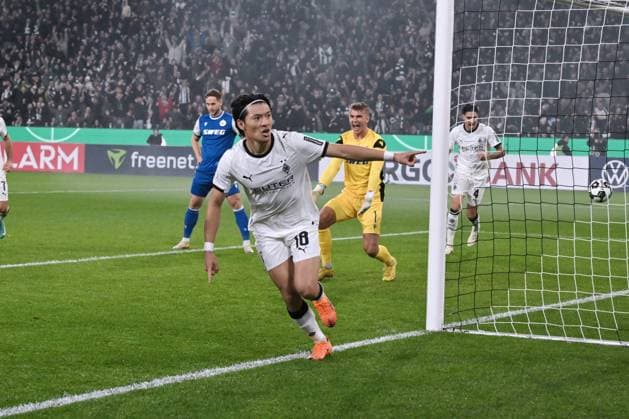 Jubel 1:0 Shuto Machino (Borussia Moenchengladbach) 28.10.2025, Fussball DFB Pokal, Saison 2025 2026, 2. Runde, Borussia Mönchengladbach - Karlsruher SC 3:1 DFB regulations prohibit any use of photographs as image sequences and or quasi-video Moenchengladbach Borussia Park Nordrhein Westfalen Deutschland