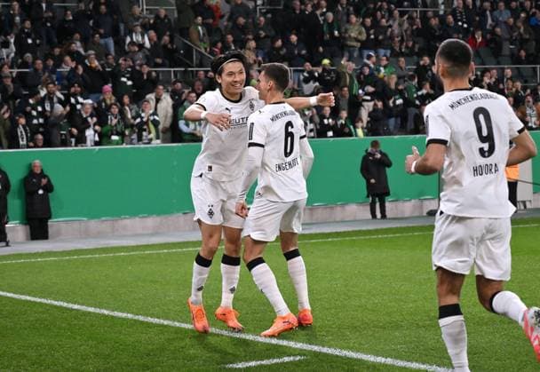 Jubel 1:0 Shuto Machino (Borussia Moenchengladbach), Yannik Engelhardt (Borussia Moenchengladbach), Franck Honorat (Borussia Moenchengladbach), v.li. 28.10.2025, Fussball DFB Pokal, Saison 2025 2026, 2. Runde, Borussia Mönchengladbach - Karlsruher SC 3:1 DFB regulations prohibit any use of photographs as image sequences and or quasi-video Moenchengladbach Borussia Park Nordrhein Westfalen Deutschland