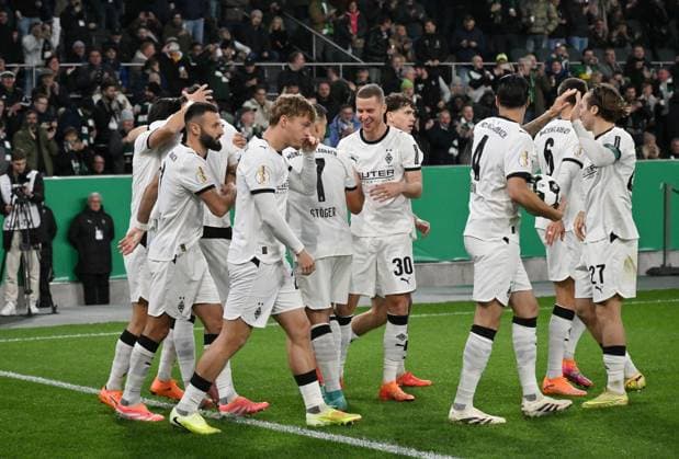 Gladbachs Spieler feiern das 1:0 von Shuto Machino (Borussia Moenchengladbach) 28.10.2025, Fussball DFB Pokal, Saison 2025 2026, 2. Runde, Borussia Mönchengladbach - Karlsruher SC 3:1 DFB regulations prohibit any use of photographs as image sequences and or quasi-video Moenchengladbach Borussia Park Nordrhein Westfalen Deutschland