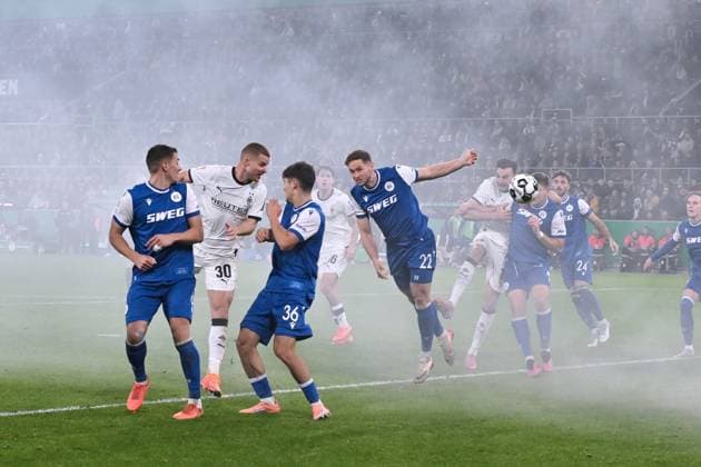 Nico Elvedi (Borussia Moenchengladbach), 2. v.li., erzielt mit diesem Kopfball das Tor zum 2:0 28.10.2025, Fussball DFB Pokal, Saison 2025 2026, 2. Runde, Borussia Mönchengladbach - Karlsruher SC 3:1 DFB regulations prohibit any use of photographs as image sequences and or quasi-video Moenchengladbach Borussia Park Nordrhein Westfalen Deutschland