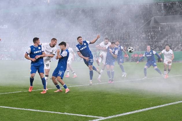 Nico Elvedi (Borussia Moenchengladbach), 2. v.li., erzielt mit diesem Kopfball das Tor zum 2:0 28.10.2025, Fussball DFB Pokal, Saison 2025 2026, 2. Runde, Borussia Mönchengladbach - Karlsruher SC 3:1 DFB regulations prohibit any use of photographs as image sequences and or quasi-video Moenchengladbach Borussia Park Nordrhein Westfalen Deutschland