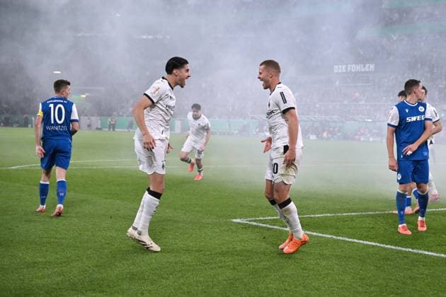 Jubel 2:0, Nico Elvedi (Borussia Moenchengladbach), Kevin Diks (Borussia Moenchengladbach), v.re. 28.10.2025, Fussball DFB Pokal, Saison 2025 2026, 2. Runde, Borussia Mönchengladbach - Karlsruher SC 3:1 DFB regulations prohibit any use of photographs as image sequences and or quasi-video Moenchengladbach Borussia Park Nordrhein Westfalen Deutschland