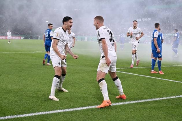 Jubel 2:0, Nico Elvedi (Borussia Moenchengladbach), Kevin Diks (Borussia Moenchengladbach), v.re. 28.10.2025, Fussball DFB Pokal, Saison 2025 2026, 2. Runde, Borussia Mönchengladbach - Karlsruher SC 3:1 DFB regulations prohibit any use of photographs as image sequences and or quasi-video Moenchengladbach Borussia Park Nordrhein Westfalen Deutschland