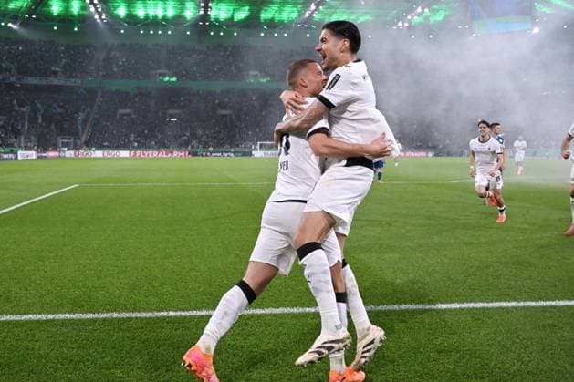 Jubel 2:0, Nico Elvedi (Borussia Moenchengladbach), Kevin Diks (Borussia Moenchengladbach), v.li. 28.10.2025, Fussball DFB Pokal, Saison 2025 2026, 2. Runde, Borussia Mönchengladbach - Karlsruher SC 3:1 DFB regulations prohibit any use of photographs as image sequences and or quasi-video Moenchengladbach Borussia Park Nordrhein Westfalen Deutschland