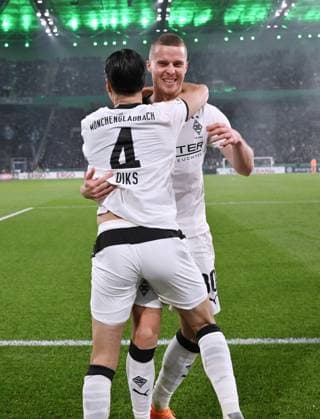 Jubel 2:0, Nico Elvedi (Borussia Moenchengladbach), Kevin Diks (Borussia Moenchengladbach), v.re. 28.10.2025, Fussball DFB Pokal, Saison 2025 2026, 2. Runde, Borussia Mönchengladbach - Karlsruher SC 3:1 DFB regulations prohibit any use of photographs as image sequences and or quasi-video Moenchengladbach Borussia Park Nordrhein Westfalen Deutschland