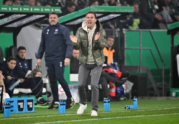 Trainer Christian Eichner (Karlsruher SC) 28.10.2025, Fussball DFB Pokal, Saison 2025 2026, 2. Runde, Borussia Mönchengladbach - Karlsruher SC 3:1 DFB regulations prohibit any use of photographs as image sequences and or quasi-video Moenchengladbach Borussia Park Nordrhein Westfalen Deutschland