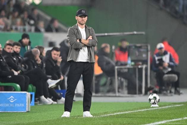 Trainer Eugen POLANSKI (MG) beobachtet das Spiel Fussball, DFB Pokal, 2. Hauptrunde, Borussia Moenchengladbach (MG) - Karlsruher SC (KA) 3-1 am 28.10.2025 im Borussiapark Moenchengladbach Deutschland. DFL regulations prohibit any use of photographs as image sequences and or quasi-video Â