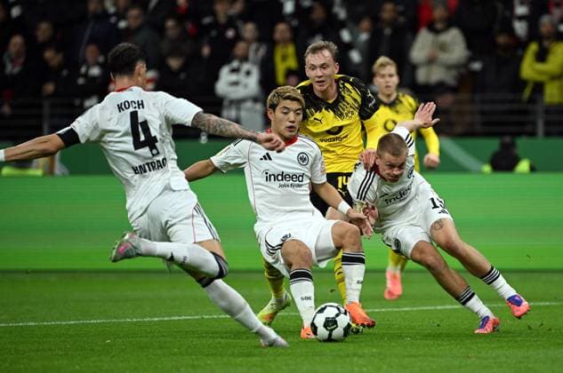 28.10.2025, xjhx, Fussball DFB Pokal 2.Runde, Eintracht Frankfurt - Borussia Dortmund v.l. Robin Koch (Eintracht Frankfurt), Ritsu Doan (Eintracht Frankfurt),Maximilian Beier (Borussia Dortmund), Rasmus Kristensen (Eintracht Frankfurt) (DFL DFB REGULATIONS PROHIBIT ANY USE OF PHOTOGRAPHS as IMAGE SEQUENCES and or QUASI-VIDEO) Frankfurt am Main