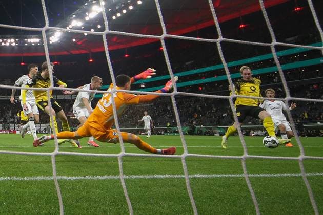 Fußball DFB Pokal - Eintracht Frankfurt - Borussia Dortmund am 28.10.2025 im Deutsche Bank Park in Frankfurt Julian Brandt (Dortmund 10) erzielt gegen Torwart Michael Zetterer (Frankfurt 23) das Tor zum 1 zu 1