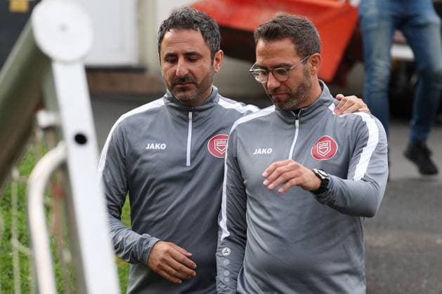 Co-Trainer Mohamed Aslan (SI) (SI) li. und Trainer Boris Schommers (SI) re. Training der Sportfreunde Siegen auf dem Kunstrasenplatz im Leimbachstadion. Fussball Regionalliga West, Training, Sportfreunde Siegen, am 29.10.2025 in Siegen Deutschland.
