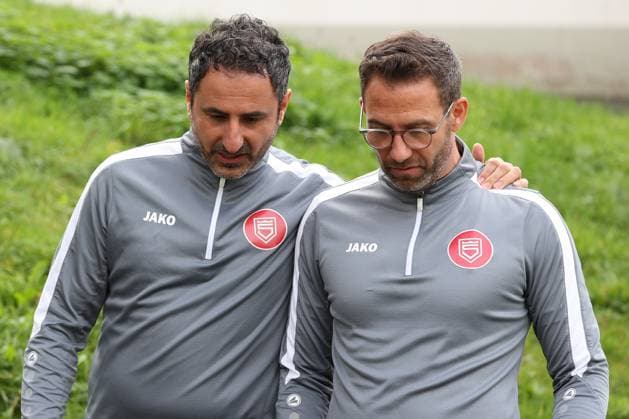 Co-Trainer Mohamed Aslan (SI) (SI) li. und Trainer Boris Schommers (SI) re. Training der Sportfreunde Siegen auf dem Kunstrasenplatz im Leimbachstadion. Fussball Regionalliga West, Training, Sportfreunde Siegen, am 29.10.2025 in Siegen Deutschland.