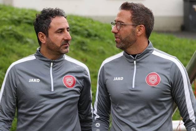 Co-Trainer Mohamed Aslan (SI) (SI) li. und Trainer Boris Schommers (SI) re. Training der Sportfreunde Siegen auf dem Kunstrasenplatz im Leimbachstadion. Fussball Regionalliga West, Training, Sportfreunde Siegen, am 29.10.2025 in Siegen Deutschland.