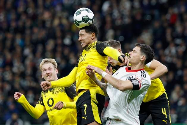 v.l. Julian Brandt (Borussia Dortmund, 10), Jobe Bellingham (Borussia Dortmund, 7), Nico Schlotterbeck (Borussia Dortmund, 4) und Robin Koch (Eintracht Frankfurt, 4), 28.10.2025, Fussball, DFB-Pokal, Eintracht Frankfurt - Borussia Dortmund, GER, Frankfurt am Main, Deutsche Bank Park, DFB REGULATIONS PROHIBIT ANY USE OF PHOTOGRAPHS AS IMAGE SEQUENCES AND OR QUASI-VIDEO. Copyright: HMBxMedia xHeikoxBecker