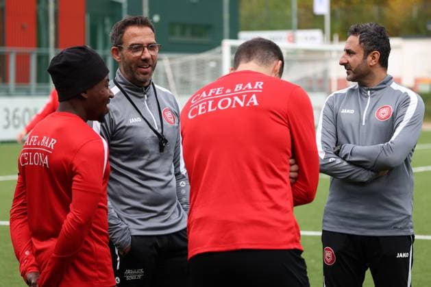 Trainer Boris Schommers (SI) li. und Co-Trainer Mohamed Aslan (SI) re. Training der Sportfreunde Siegen auf dem Kunstrasenplatz im Leimbachstadion. Fussball Regionalliga West, Training, Sportfreunde Siegen, am 29.10.2025 in Siegen Deutschland.