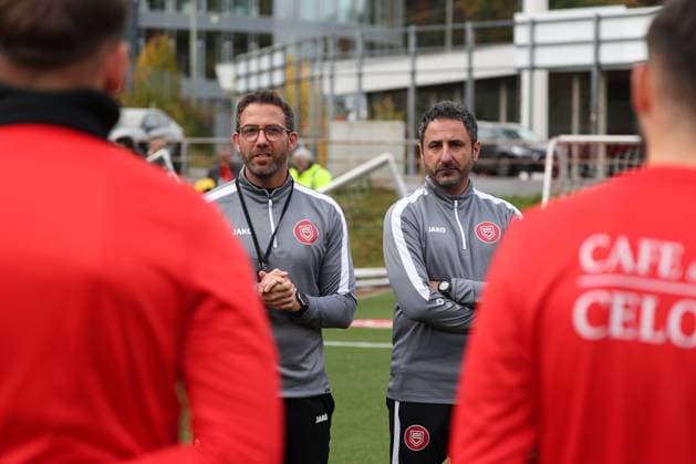 Trainer Boris Schommers (SI) li. und Co-Trainer Mohamed Aslan (SI) re. Training der Sportfreunde Siegen auf dem Kunstrasenplatz im Leimbachstadion. Fussball Regionalliga West, Training, Sportfreunde Siegen, am 29.10.2025 in Siegen Deutschland.
