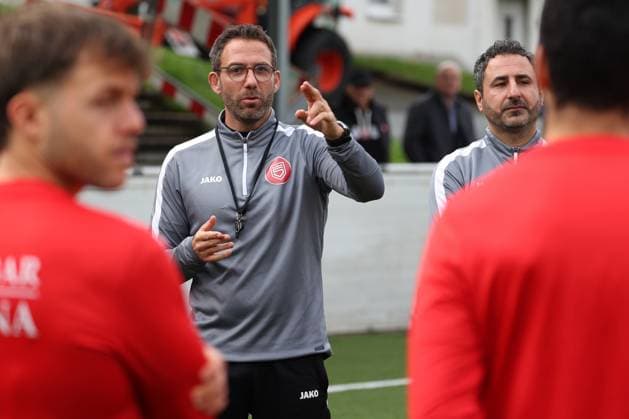 Trainer Boris Schommers (SI) li. und Co-Trainer Mohamed Aslan (SI) re. Training der Sportfreunde Siegen auf dem Kunstrasenplatz im Leimbachstadion. Fussball Regionalliga West, Training, Sportfreunde Siegen, am 29.10.2025 in Siegen Deutschland.