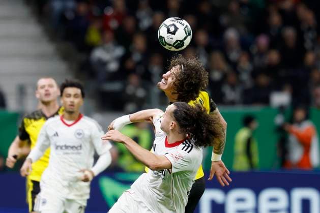 v.l. Kopfballduell zwischen Fabio Silva (Borussia Dortmund, 21) und Arthur Theate (Eintracht Frankfurt, 3), 28.10.2025, Fussball, DFB-Pokal, Eintracht Frankfurt - Borussia Dortmund, GER, Frankfurt am Main, Deutsche Bank Park, DFB REGULATIONS PROHIBIT ANY USE OF PHOTOGRAPHS AS IMAGE SEQUENCES AND OR QUASI-VIDEO. Copyright: HMBxMedia xHeikoxBecker