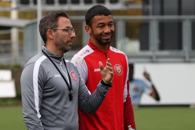 Trainer Boris Schommers (SI) li. und Torwart Justin Ospelt (SI) re. Training der Sportfreunde Siegen auf dem Kunstrasenplatz im Leimbachstadion. Fussball Regionalliga West, Training, Sportfreunde Siegen, am 29.10.2025 in Siegen Deutschland.