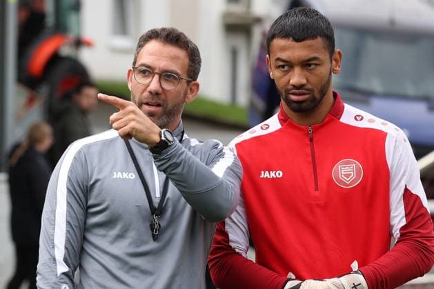 Trainer Boris Schommers (SI) li. und Torwart Justin Ospelt (SI) re. Training der Sportfreunde Siegen auf dem Kunstrasenplatz im Leimbachstadion. Fussball Regionalliga West, Training, Sportfreunde Siegen, am 29.10.2025 in Siegen Deutschland.
