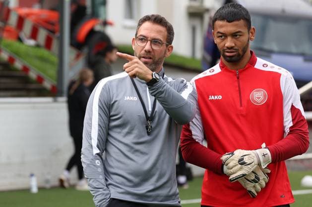 Trainer Boris Schommers (SI) li. und Torwart Justin Ospelt (SI) re. Training der Sportfreunde Siegen auf dem Kunstrasenplatz im Leimbachstadion. Fussball Regionalliga West, Training, Sportfreunde Siegen, am 29.10.2025 in Siegen Deutschland.