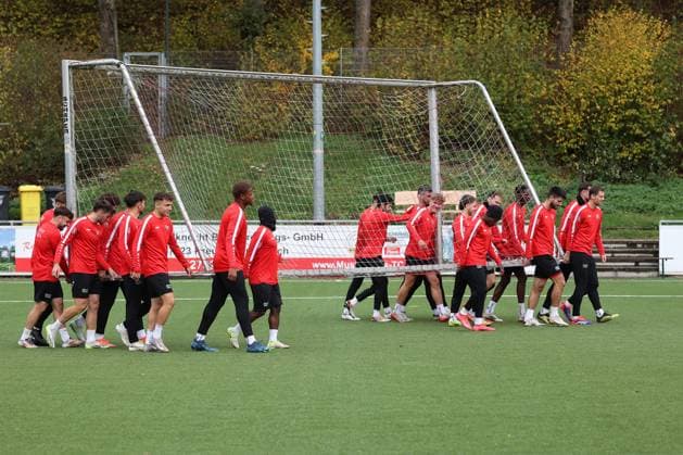 Die Spieler tragen ein Tor. Training der Sportfreunde Siegen auf dem Kunstrasenplatz im Leimbachstadion. Fussball Regionalliga West, Training, Sportfreunde Siegen, am 29.10.2025 in Siegen Deutschland.