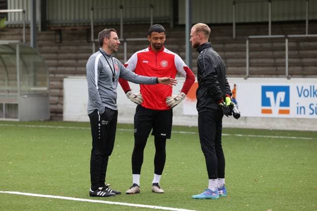 Trainer Boris Schommers (SI) li., Torwart Justin Ospelt (SI) Mi. und Torwart Leon Klussmann (Klußmann) (SI) re. Training der Sportfreunde Siegen auf dem Kunstrasenplatz im Leimbachstadion. Fussball Regionalliga West, Training, Sportfreunde Siegen, am 29.10.2025 in Siegen Deutschland.