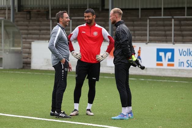 Trainer Boris Schommers (SI) li., Torwart Justin Ospelt (SI) Mi. und Torwart Leon Klussmann (Klußmann) (SI) re. Training der Sportfreunde Siegen auf dem Kunstrasenplatz im Leimbachstadion. Fussball Regionalliga West, Training, Sportfreunde Siegen, am 29.10.2025 in Siegen Deutschland.
