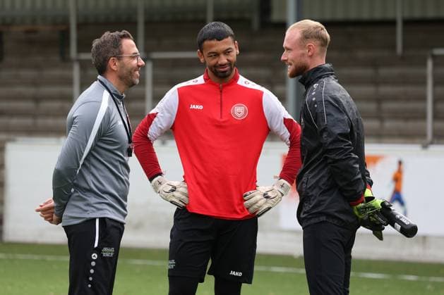 Trainer Boris Schommers (SI) li., Torwart Justin Ospelt (SI) Mi. und Torwart Leon Klussmann (Klußmann) (SI) re. Training der Sportfreunde Siegen auf dem Kunstrasenplatz im Leimbachstadion. Fussball Regionalliga West, Training, Sportfreunde Siegen, am 29.10.2025 in Siegen Deutschland.