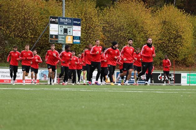Die Spieler laufen sich warm. Training der Sportfreunde Siegen auf dem Kunstrasenplatz im Leimbachstadion. Fussball Regionalliga West, Training, Sportfreunde Siegen, am 29.10.2025 in Siegen Deutschland.