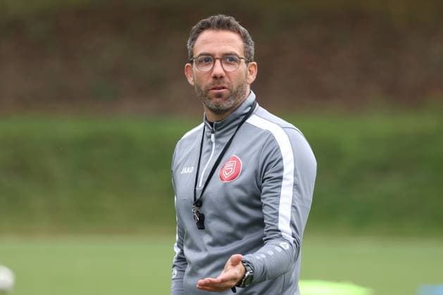 Trainer Boris Schommers (SI). Training der Sportfreunde Siegen auf dem Kunstrasenplatz im Leimbachstadion. Fussball Regionalliga West, Training, Sportfreunde Siegen, am 29.10.2025 in Siegen Deutschland.