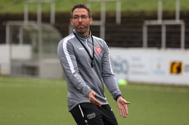 Trainer Boris Schommers (SI). Training der Sportfreunde Siegen auf dem Kunstrasenplatz im Leimbachstadion. Fussball Regionalliga West, Training, Sportfreunde Siegen, am 29.10.2025 in Siegen Deutschland.