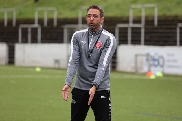 Trainer Boris Schommers (SI). Training der Sportfreunde Siegen auf dem Kunstrasenplatz im Leimbachstadion. Fussball Regionalliga West, Training, Sportfreunde Siegen, am 29.10.2025 in Siegen Deutschland.