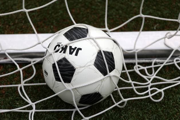 Ein Ball liegt im Tor, Tornetz. Training der Sportfreunde Siegen auf dem Kunstrasenplatz im Leimbachstadion. Fussball Regionalliga West, Training, Sportfreunde Siegen, am 29.10.2025 in Siegen Deutschland.