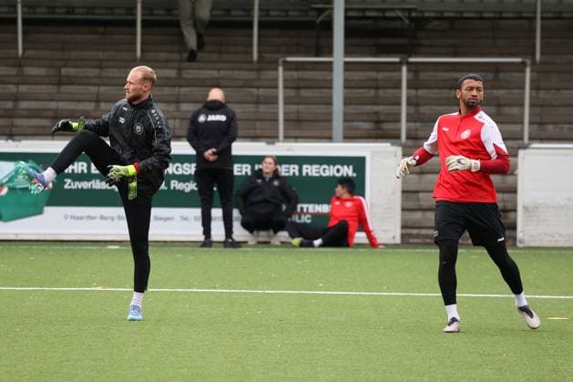 Torwart Leon Klussmann (Klußmann) (SI) li. und Torwart Justin Ospelt (SI) re. Training der Sportfreunde Siegen auf dem Kunstrasenplatz im Leimbachstadion. Fussball Regionalliga West, Training, Sportfreunde Siegen, am 29.10.2025 in Siegen Deutschland.