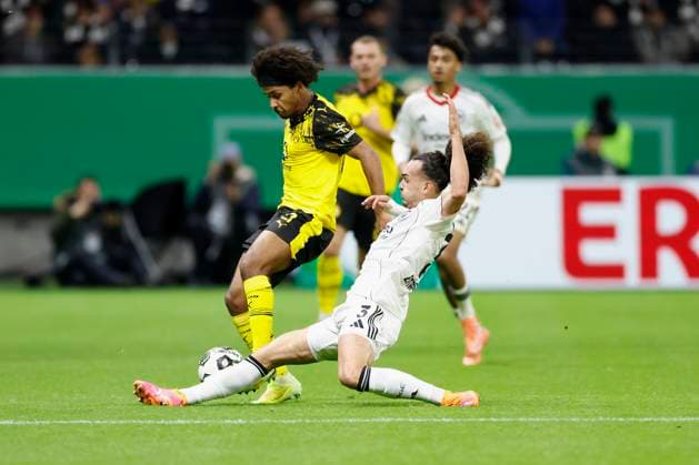 v.l. Karim Adeyemi (Borussia Dortmund, 27) und Arthur Theate (Eintracht Frankfurt, 3), 28.10.2025, Fussball, DFB-Pokal, Eintracht Frankfurt - Borussia Dortmund, GER, Frankfurt am Main, Deutsche Bank Park, DFB REGULATIONS PROHIBIT ANY USE OF PHOTOGRAPHS AS IMAGE SEQUENCES AND OR QUASI-VIDEO. Copyright: HMBxMedia xHeikoxBecker