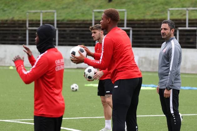 Co-Trainer Mohamed Aslan (SI) (SI) re. Training der Sportfreunde Siegen auf dem Kunstrasenplatz im Leimbachstadion. Fussball Regionalliga West, Training, Sportfreunde Siegen, am 29.10.2025 in Siegen Deutschland.