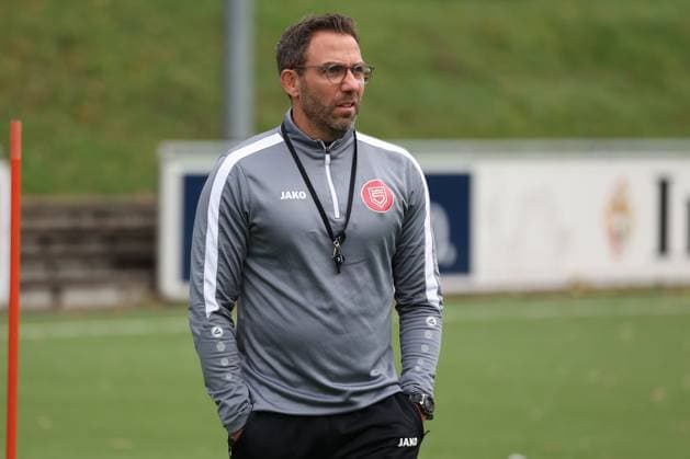 Trainer Boris Schommers (SI). Training der Sportfreunde Siegen auf dem Kunstrasenplatz im Leimbachstadion. Fussball Regionalliga West, Training, Sportfreunde Siegen, am 29.10.2025 in Siegen Deutschland.