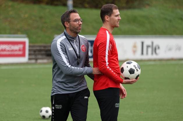Trainer Boris Schommers (SI) li. und Jannik Kraemer (Krämer) (SI) re. Training der Sportfreunde Siegen auf dem Kunstrasenplatz im Leimbachstadion. Fussball Regionalliga West, Training, Sportfreunde Siegen, am 29.10.2025 in Siegen Deutschland.