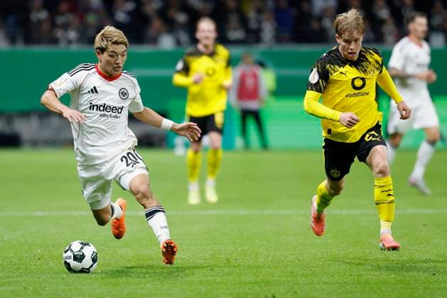 v.l. Ritsu Doan (Eintracht Frankfurt, 20) und Daniel Svensson (Borussia Dortmund, 24), 28.10.2025, Fussball, DFB-Pokal, Eintracht Frankfurt - Borussia Dortmund, GER, Frankfurt am Main, Deutsche Bank Park, DFB REGULATIONS PROHIBIT ANY USE OF PHOTOGRAPHS AS IMAGE SEQUENCES AND OR QUASI-VIDEO. Copyright: HMBxMedia xHeikoxBecker