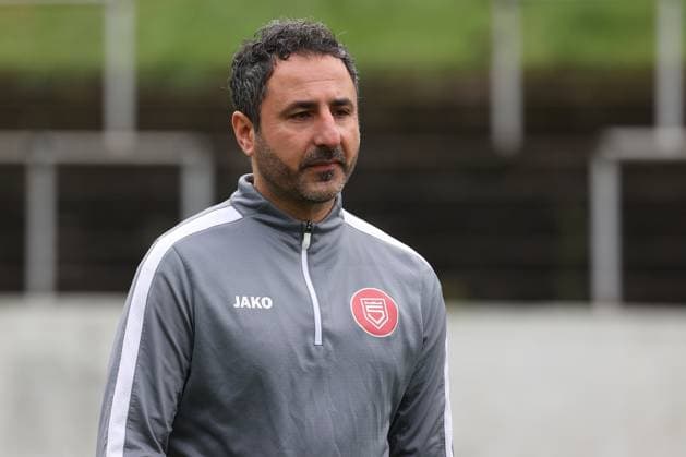 Co-Trainer Mohamed Aslan (SI) (SI). Training der Sportfreunde Siegen auf dem Kunstrasenplatz im Leimbachstadion. Fussball Regionalliga West, Training, Sportfreunde Siegen, am 29.10.2025 in Siegen Deutschland.