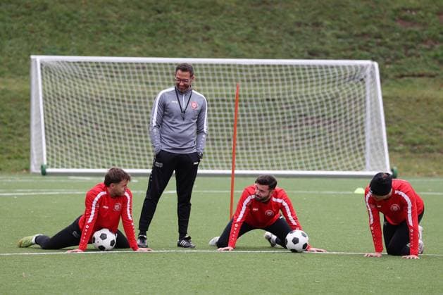 v. li. David Kammerbauer (SI), Trainer Boris Schommers (SI), Dennis Brock (SI) und Dustin Willms (SI). Training der Sportfreunde Siegen auf dem Kunstrasenplatz im Leimbachstadion. Fussball Regionalliga West, Training, Sportfreunde Siegen, am 29.10.2025 in Siegen Deutschland.
