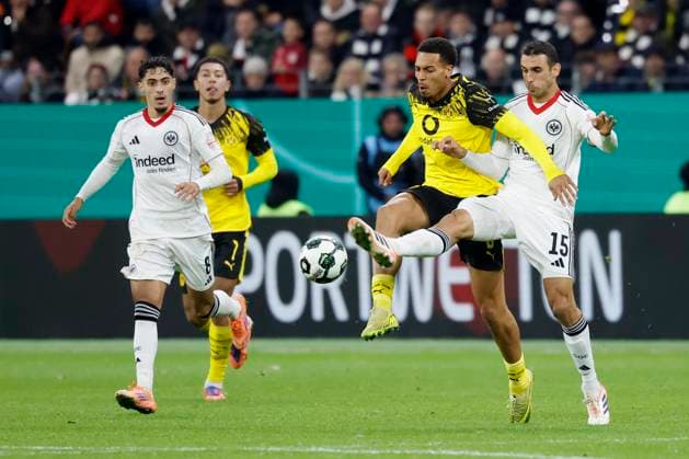 v.l. Zweikampf zwischen: Felix Nmecha (Borussia Dortmund, 8) und Ellyes Skhiri (Eintracht Frankfurt, 15), 28.10.2025, Fussball, DFB-Pokal, Eintracht Frankfurt - Borussia Dortmund, GER, Frankfurt am Main, Deutsche Bank Park, DFB REGULATIONS PROHIBIT ANY USE OF PHOTOGRAPHS AS IMAGE SEQUENCES AND OR QUASI-VIDEO. Copyright: HMBxMedia xHeikoxBecker