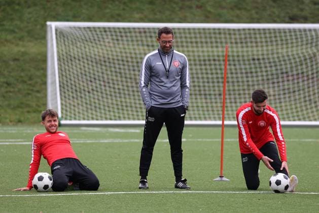 v. li. David Kammerbauer (SI), Trainer Boris Schommers (SI), Dennis Brock (SI). Training der Sportfreunde Siegen auf dem Kunstrasenplatz im Leimbachstadion. Fussball Regionalliga West, Training, Sportfreunde Siegen, am 29.10.2025 in Siegen Deutschland.