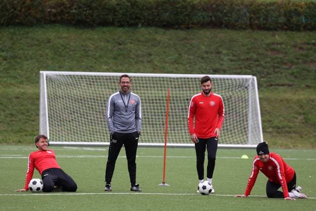 v. li. David Kammerbauer (SI), Trainer Boris Schommers (SI), Dennis Brock (SI) und Dustin Willms (SI). Training der Sportfreunde Siegen auf dem Kunstrasenplatz im Leimbachstadion. Fussball Regionalliga West, Training, Sportfreunde Siegen, am 29.10.2025 in Siegen Deutschland.